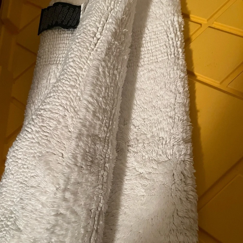 Ralph Lauren White Textured bath Rug/ Firm Price